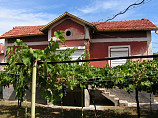 2 Schlafzimmer festes Haus, 1000 qm betreut Garten, 9 km von Kyustendil