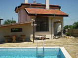 Maison 2 chambres, salle de bains, piscine, garage, terrain de 480 m², à 13 km. à la mer