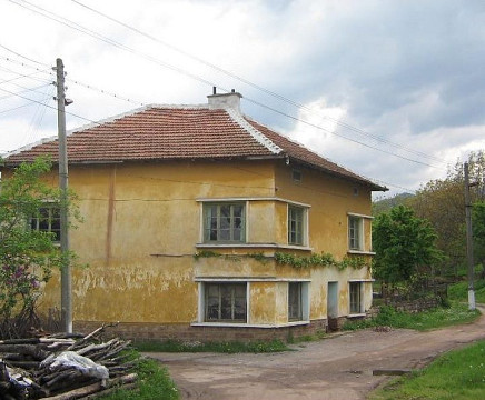Старый загородный дом в живописной деревне в районе Монтана, Болгария