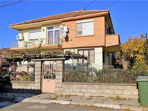 Grande maison de 350 m2 sur 2 étages, 815 m2 de terrain, grand village, à 4 km de la mer