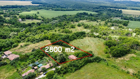 Дом с 2 спальнями, нуждается в ремонте, сад 2800 кв.м, окраина живописной деревни, область Варна