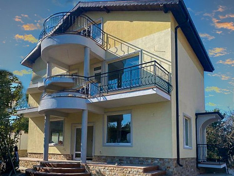 Очаровательный дом 245 кв.м, участок 470 кв.м, всего в 10 км от моря