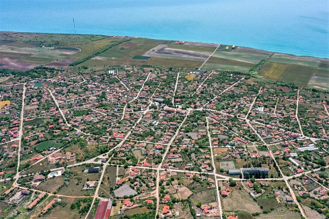 Участок под застройку площадью 500 кв.м., хозяйственные постройки, вода и электричество, 500 м до моря.