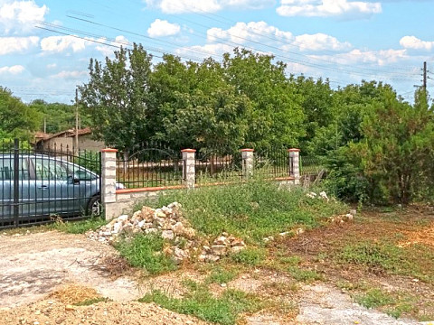 150 sqm renovated one-storey house, 1270 sqm land, in small town, 15 km to Danube
