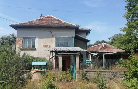 Grande maison de village de 2 étages avec un jardin de 1400 m² à 40 km de Vratsa