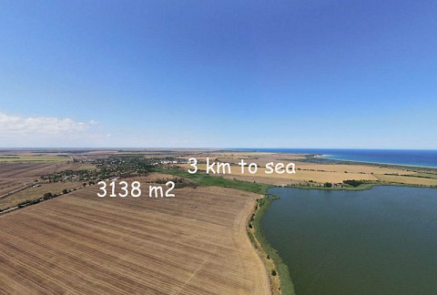 Terrain constructible de 3138 m², en règlement, eau et électricité à la frontière, à 3 km de la mer