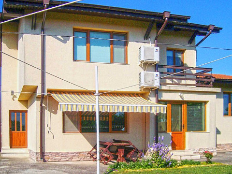 120 кв.м. 2-этажный меблированный дом, 400 кв.м. земли, прибрежный поселок, 2 км до пляжей
