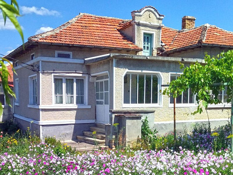 Меблированный дом площадью 90 кв.м. с 3 спальнями, земельный участок 1350 кв.м., 16 км до города Вылчи-дол.