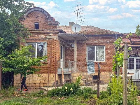Дом площадью 75 кв.м. с 3 спальнями, участок 2000 кв.м., 12 км до города Вылчи Дол