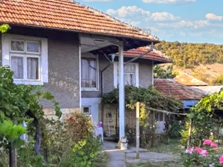Maison solide de 100 m² avec 3 chambres, terrain de 2000 m², village privilégié, à 10 km de la ville de Razgrad