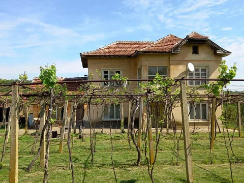 Maison de village avec cour de 3368 m² et dépendances, à 23 km de Lovech
