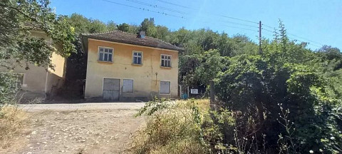 Maison solide à deux étages avec une grande cour dans un village pittoresque sur le Danube