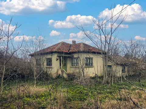 Дом площадью 90 кв.м. с 3 спальнями, под ремонт, участок 1870 кв.м., 2 км до моря