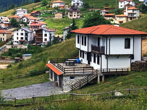 Maison meublée de 210 m², terrain de 2500 m², située dans un village pittoresque, à 4 km de la station de ski de Pamporovo