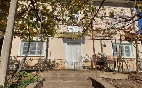 Солидный двухэтажный дом с живописным видом и собственным двором, в 100 км от Софии