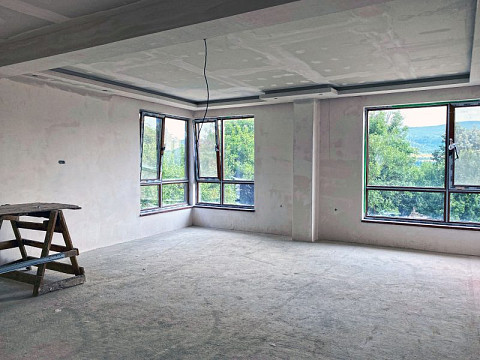 Maison de 248 m² avec 4 chambres, 2 salles de bain, terrain de 927 m², à proximité d'un réservoir, à 30 km de la ville de Shumen
