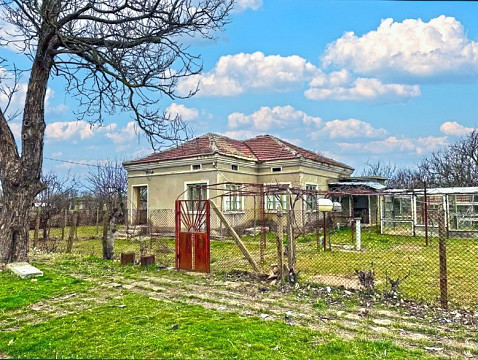 Дом площадью 80 кв.м. с 3 спальнями, участок земли 1700 кв.м., 25 км до моря