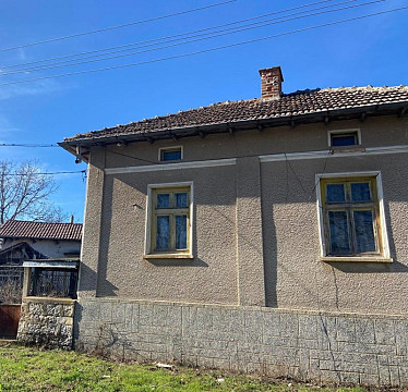 Солидный деревенский дом с дополнительными постройками и собственным двором всего в 40 км от города Враца, Болгария