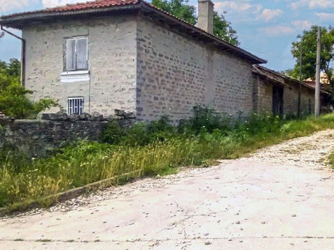 Каменный дом площадью 96 кв.м. с 3 спальнями, участок 1000 кв.м., желательная деревня, 30 км от Варны