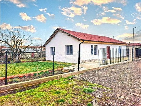 Меблированный дом площадью 100 кв.м. с 2 спальнями, участок 550 кв.м., 5 км до Добрича, 35 км до моря