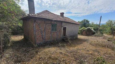 Уединенный старый деревенский дом с общей площадью земли 6500 кв.м. в живописной местности в 30 км от Перника
