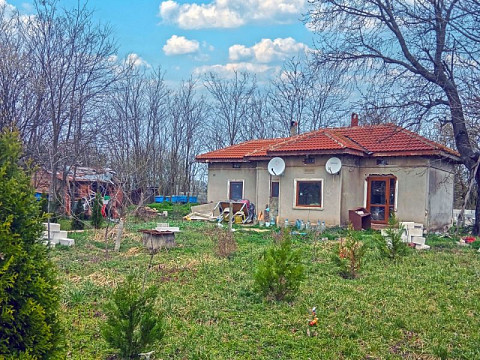 Дом площадью 70 кв.м. с 2 спальнями, участок земли 2850 кв.м., новая крыша, 42 км до моря