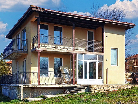 Новый дом площадью 160 кв.м. с 4 спальнями, участок земли 1800 кв.м., престижная деревня, 20 км от Варны и 30 км от моря.