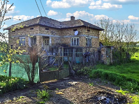 Дом площадью 91 кв.м. с 3 спальнями, участок 1400 кв.м., 12 км до города Вылчи Дол