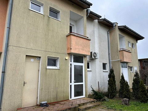 Maison jumelée meublée de 105 m² avec 2 chambres, terrain de 370 m², village recherché, à 15 km de Bourgas et de la mer