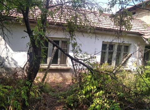 Ancienne maison de village à deux étages avec grand jardin privé à seulement 30 km de Veliko Tarnovo