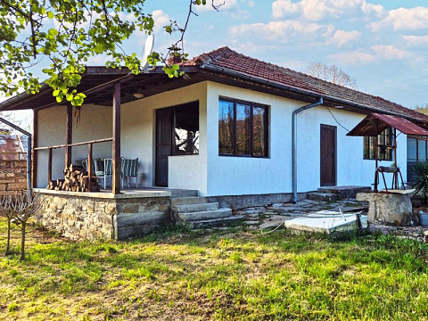 95 кв.м. полностью отремонтированный дом с 3 спальнями, участок 2500 кв.м., 500 м до водохранилища, 40 км до города Шумен