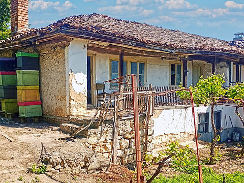 Дом площадью 80 кв.м. с 3 спальнями, под ремонт, участок 900 кв.м., 20 км от города Добрич.