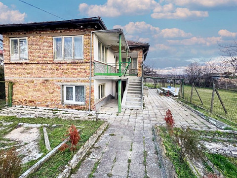 Дом площадью 146 кв.м. с 3 спальнями, участок земли 1050 кв.м., желанная деревня, 10 км от Варны и 15 км от моря.