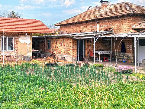 Меблированный дом площадью 93 кв.м. с 3 спальнями, участок 1000 кв.м., желанная деревня, 50 км от Варны и моря.
