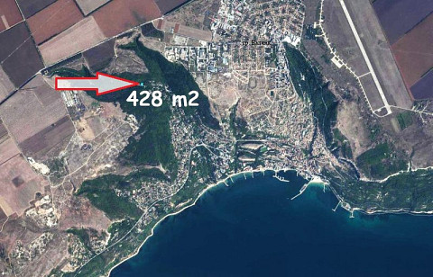 Участок под застройку площадью 428 кв.м., в регуляции, вода и электричество на границе, 2,5 км до Балчика и моря.