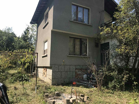 Солидный двухэтажный деревенский дом с собственным садом и живописным видом всего в 20 км от Софии