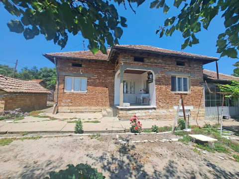 Maison de plain-pied avec une grande cour dans un village pittoresque à 50 km de Veliko Tarnovo