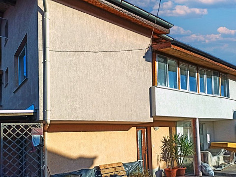 Меблированный дом площадью 280 кв.м., участок земли 940 кв.м., 10 км до моря.