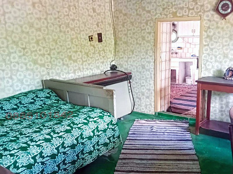 Дом площадью 121 кв.м. с 3 спальнями, требует ремонта, участок 2400 кв.м., желаемая деревня, 5 км до моря