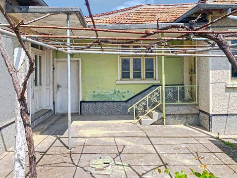 90 кв.м. 3-х спальный дом, 870 кв.м. земли, привилегированная деревня, 6 км до города Вылчи Дол, 60 км до моря