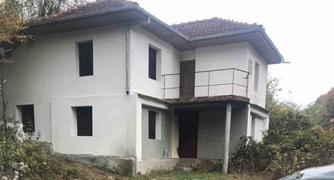 Une maison rénovée de 72 m2 et un jardin de 1758 m2 située à proximité de la célèbre station balnéaire d'Apriltsi