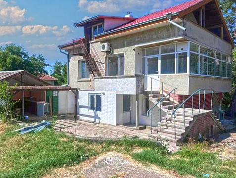 Отремонтированный дом площадью 200 кв. м, участок земли 1600 кв. м, престижная деревня, 30 км до моря