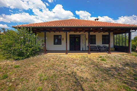 Maison meublée de 100 m² avec 2 chambres, terrain de 1700 m², village recherché, à 20 km de Razgrad