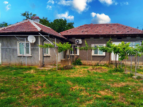 Отремонтированный дом площадью 120 кв. м с 3 спальнями, участок 1300 кв. м, 10 км до города Тутракан и Дуная.