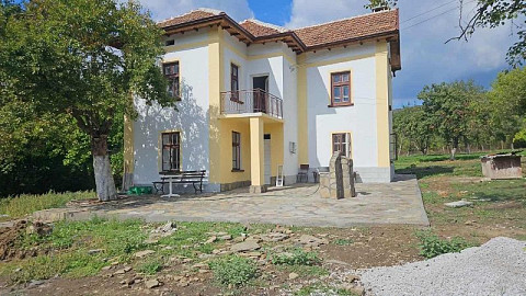 Просторная недвижимость с садом площадью 9045 м² в деревне — всего в 35 минутах от аэропорта Софии