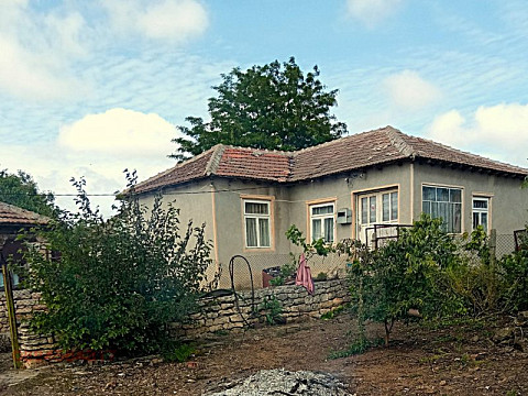 Дом площадью 95 кв.м. с 3 спальнями, участок земли 940 кв.м., до моря 3 км.