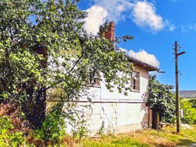 Дом площадью 120 кв. м с 3 спальнями, требует ремонта, участок 1625 кв. м, 5 км до города Дылгопол, 55 км до моря