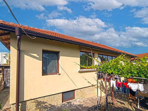 Maison meublée de 80 m² avec 2 chambres, toiture neuve, terrain de 1300 m², village privilégié, à 15 km de la ville de Razgrad