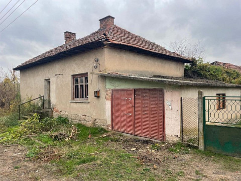 Affordable Village Property with Large Yard and Outbuildings Near Lom, Bulgaria