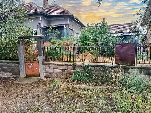 Дом 118 кв.м., участок 900 кв.м., большая деревня, 160 км от Софии.